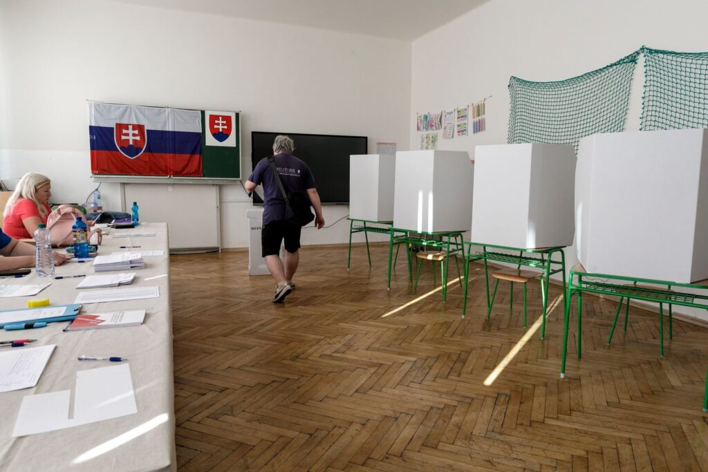 В Словакии стартовал референдум по отмене пожизненной ренты для политиков и восстановлению спецпрокуратуры В Словакии стартовал референдум по отмене пожизненной ренты для политиков и восстановлению спецпрокуратуры